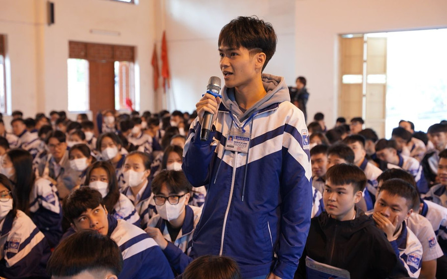 Học sinh Trường THPT Hà Bắc (Hải Dương) đặt câu hỏi về đăng ký xét tuyển vào Trường ĐH Công nghiệp Dệt may Hà Nội. Ảnh: NTCC Học sinh Trường THPT Hà Bắc (Hải Dương) đặt câu hỏi về đăng ký xét tuyển vào Trường ĐH Công nghiệp Dệt may Hà Nội. Ảnh: NTCC