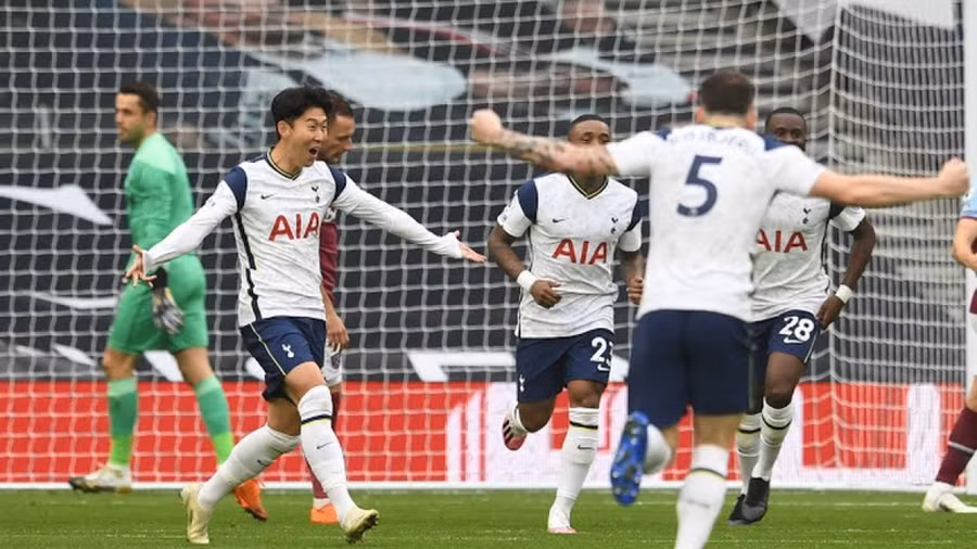 Các cầu thủ Tottenham dẫn trước 3 bàn chỉ sau 16 phút bóng lăn.