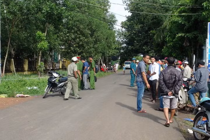 Hiện trường nạn nhân chết ngồi trên đường. Ảnh: Báo Tuổi trẻ.