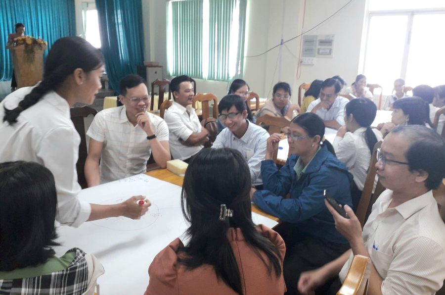 Đại biểu dự chuyên đề thảo luận xử lý các tình huống tại buổi sinh hoạt.