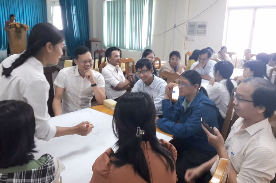 Đại biểu dự chuyên đề thảo luận xử lý các tình huống tại buổi sinh hoạt.