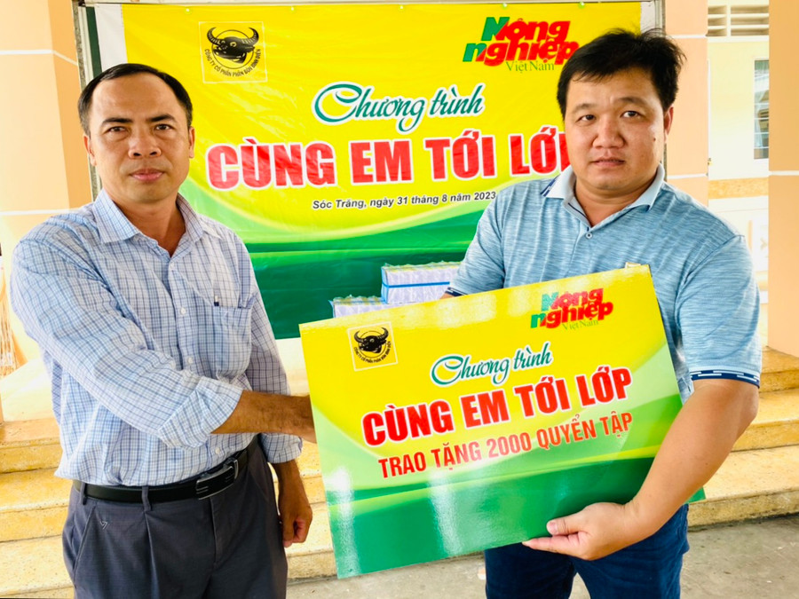 Chương trình &quot;Cùng em đến lớp&quot; trao tặng tập cho học sinh các điểm trường.