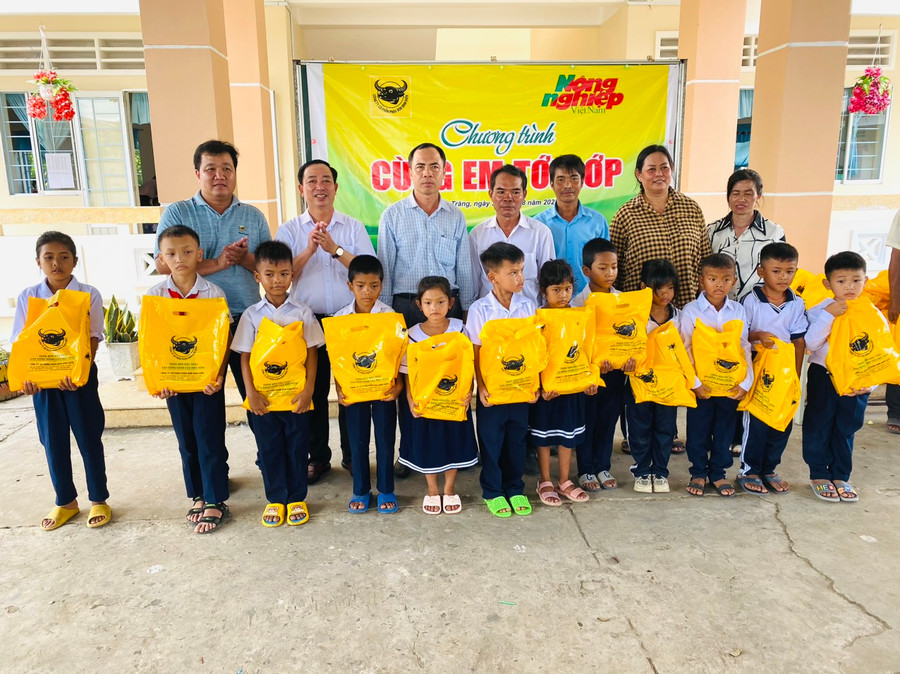 Chương trình &quot;Cùng em đến lớp&quot; trao tặng tập cho học sinh các điểm trường.