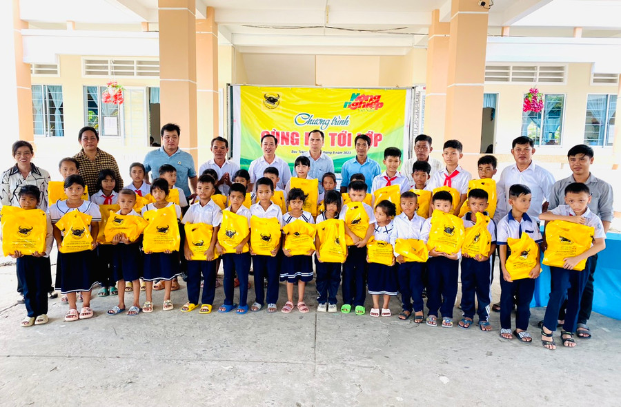 Chương trình &quot;Cùng em đến lớp&quot; trao tặng tập cho học sinh các điểm trường.