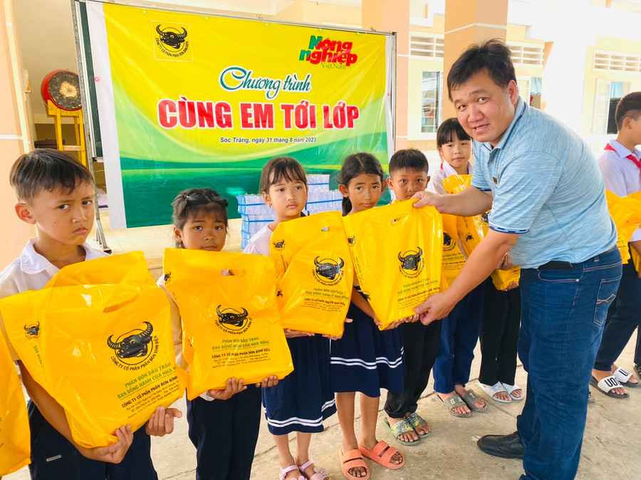 Trao quà cho học sinh khó khăn chuẩn bị năm học mới.