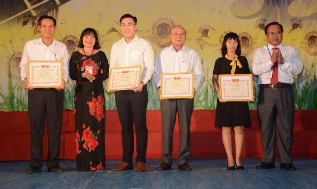 Giám đốc Sở GD& ĐT Cà Mau Nguyễn Minh Luân (phải) và Chủ tịch Công đoàn Ngành GD Cà Mau Đặng Thùy Phương (áo dài) trao giấy khen cho đơn vị, trường học đạt giải A và xuất sắc toàn đoàn Giám đốc Sở GD& ĐT Cà Mau Nguyễn Minh Luân (phải) và Chủ tịch Công đoàn Ngành GD Cà Mau Đặng Thùy Phương (áo dài) trao giấy khen cho đơn vị, trường học đạt giải A và xuất sắc toàn đoàn