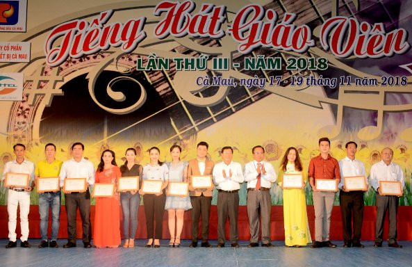 Trao giấy khen cho các tiết mục đạt giải cao tại Hội thi Trao giấy khen cho các tiết mục đạt giải cao tại Hội thi