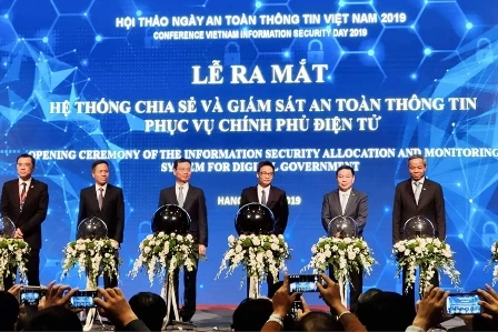 Lãnh đạo Chính phủ và các Bộ, ngành tại lễ ra mắt “Hệ thống Chia sẻ và Giám sát thông tin phục vụ Chính phủ điện tử”.