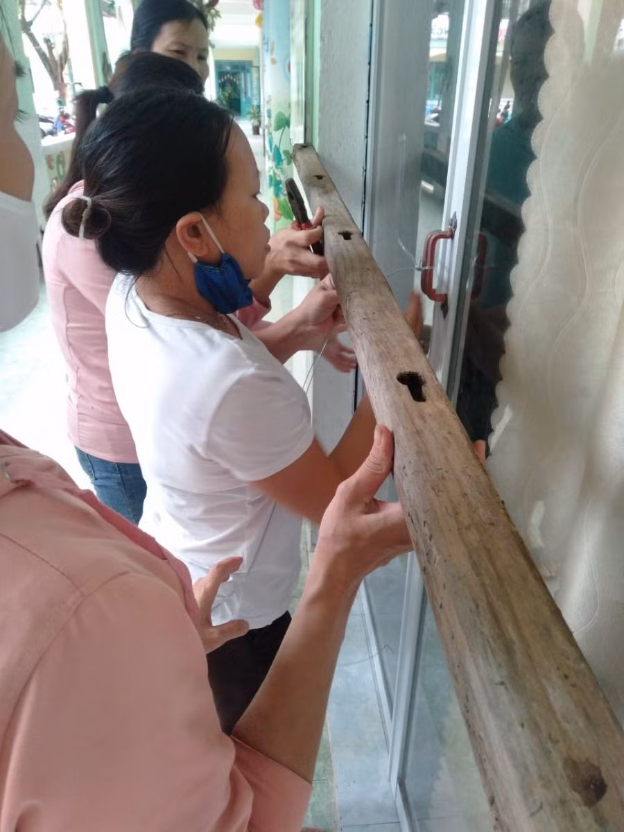 Gia cố, chèn chống hệ thống cửa các phòng học