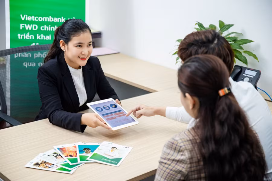 Đội ngũ bán hàng của VCB và FWD tư vấn Bảo hiểm cho khách hàng.