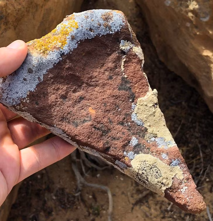 Tảng đá này trông giống như miếng bánh pizza!