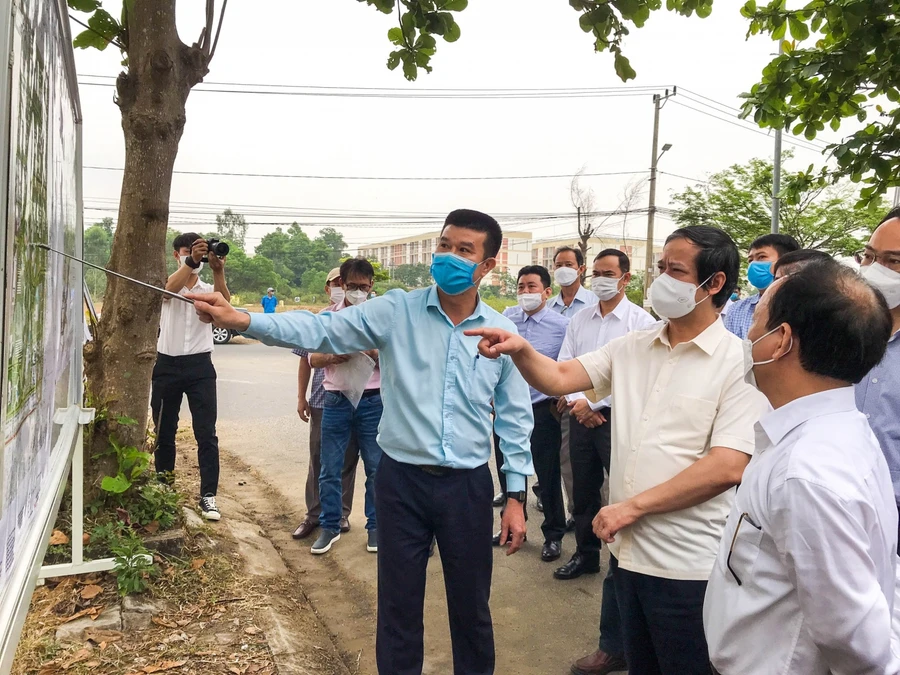 Đại diện Đại học Đà Nẵng báo cáo với Bộ trưởng Nguyễn Kim Sơn về tiến độ triển khai thực hiện dự án Làng Đại học Đà Nẵng 