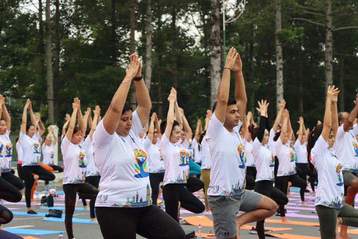 Phu nhân Ngài Lãnh sự và các doanh nghiệp Ấn Độ cùng luyện tập Yoga. Ảnh: N.A. Phu nhân Ngài Lãnh sự và các doanh nghiệp Ấn Độ cùng luyện tập Yoga. Ảnh: N.A.