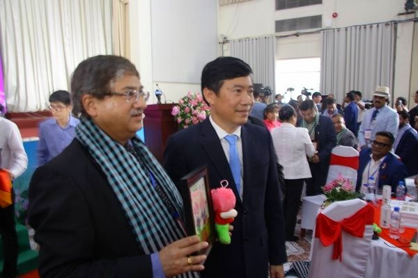 Ông Phạm Thiện Nghĩa, Chủ tịch UBND tỉnh Đồng Tháp tặng quà cho đại biểu Ấn Độ. Ông Phạm Thiện Nghĩa, Chủ tịch UBND tỉnh Đồng Tháp tặng quà cho đại biểu Ấn Độ.