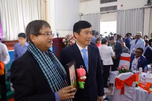 Ông Phạm Thiện Nghĩa, Chủ tịch UBND tỉnh Đồng Tháp tặng quà cho đại biểu Ấn Độ.