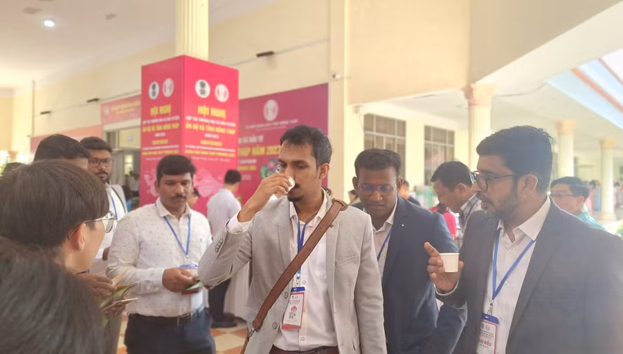 Đại biểu doanh nghiệp Ấn Độ thưởng thức đặc sản Đồng Tháp bên lề hội nghị.