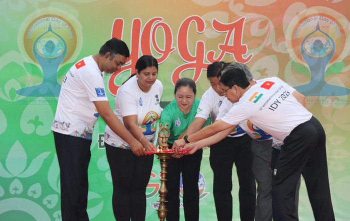 Lãnh đạo tỉnh Đồng Tháp và Lãnh sự Ấn Độ thực hiện nghi thức thắp đèn truyền thống của Ấn Độ. Ảnh: N.A. Lãnh đạo tỉnh Đồng Tháp và Lãnh sự Ấn Độ thực hiện nghi thức thắp đèn truyền thống của Ấn Độ. Ảnh: N.A.