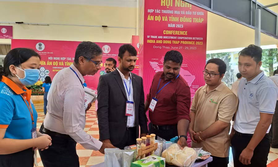 Các đại biểu Ấn Độ tham quan gian hàng sản phẩm Đồng Tháp. (Ảnh: Trọng Nhân)
