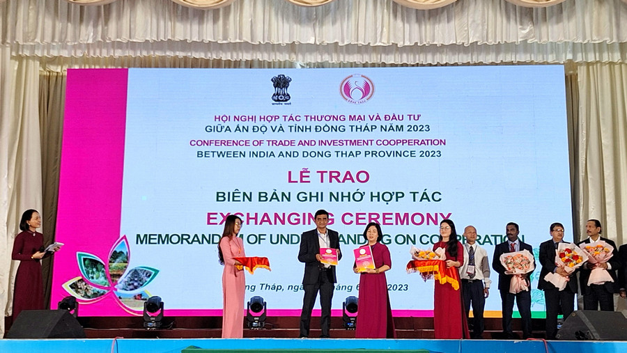 Lễ ký kết và trao biên bản ghi nhớ hợp tác giữa các doanh nghiệp Ấn Độ và Đồng Tháp. (Ảnh: Trọng Nhân) Lễ ký kết và trao biên bản ghi nhớ hợp tác giữa các doanh nghiệp Ấn Độ và Đồng Tháp. (Ảnh: Trọng Nhân)