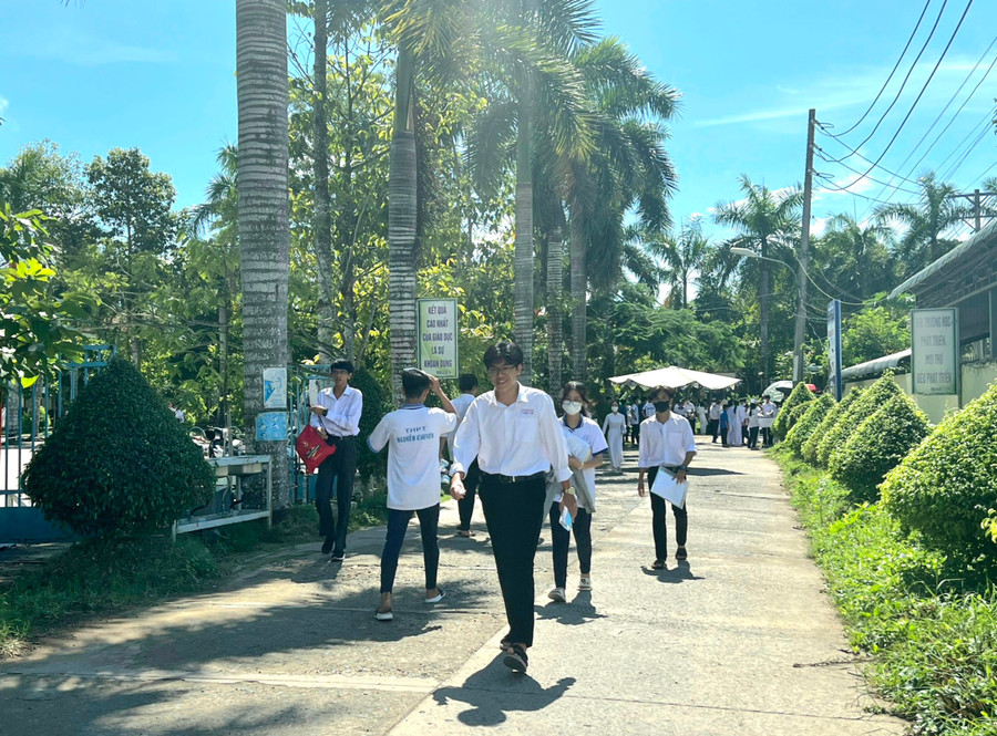 Thí sinh điểm thi Nguyễn Khuyến (Thoại Sơn - An Giang) tranh thủ đến trường thi tránh mưa to bất ngờ. Thí sinh điểm thi Nguyễn Khuyến (Thoại Sơn - An Giang) tranh thủ đến trường thi tránh mưa to bất ngờ.