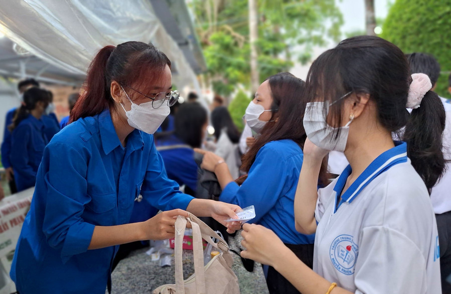 Đội thanh niên tình nguyện &quot;Tiếp sức mùa thi&quot; tích cực hỗ trợ các thí sinh.