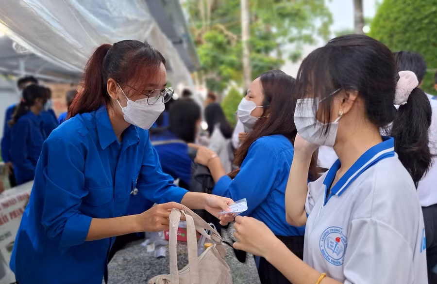Đội thanh niên tình nguyện "Tiếp sức mùa thi" tích cực hỗ trợ các thí sinh. Đội thanh niên tình nguyện "Tiếp sức mùa thi" tích cực hỗ trợ các thí sinh.
