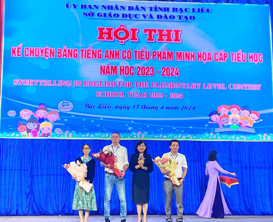 Bà Lâm Thị Sang, Giám đốc Sở GD&ĐT tỉnh Bạc Liêu tặng hoa Ban Giám khảo Hội thi.