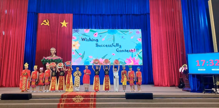 Các em HS tiểu học tham gia Hội thi kể chuyện bằng tiếng Anh có tiểu phẩm minh họa.