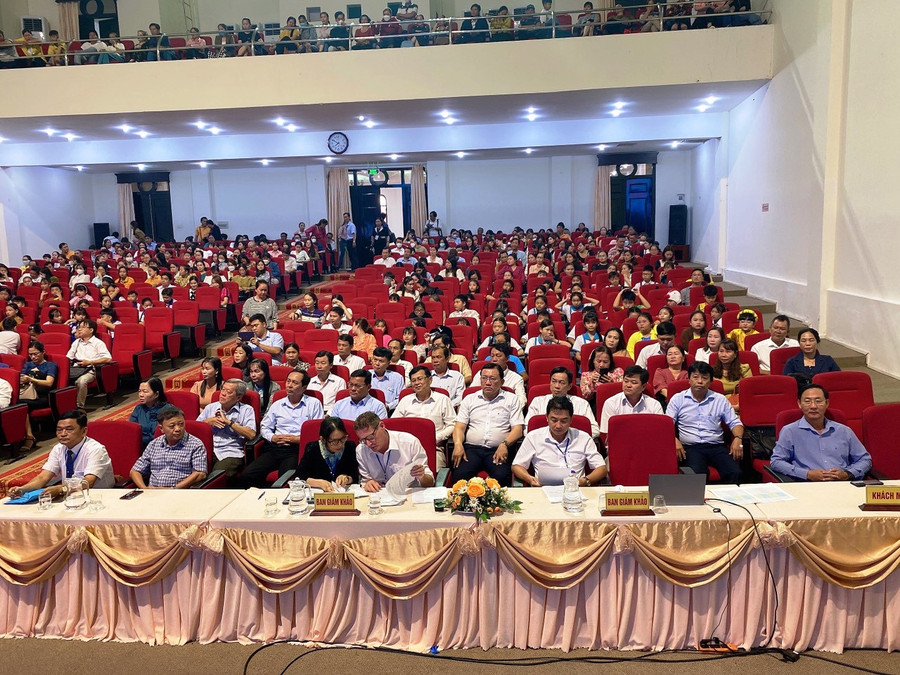 Đông đảo cán bộ, giáo viên, học sinh tham gia, cổ vũ cho Hội thi.