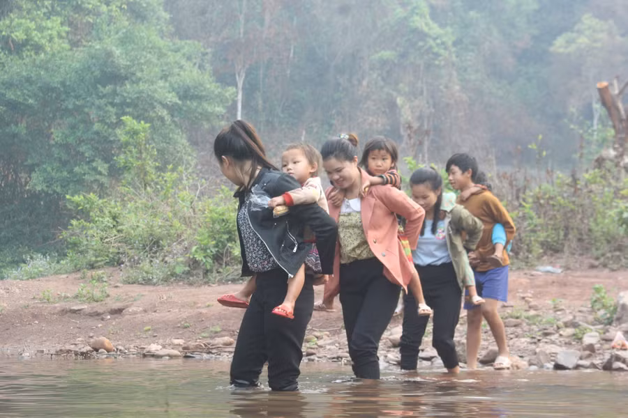 Thầy cô giáo cõng học trò qua suối đến lớp