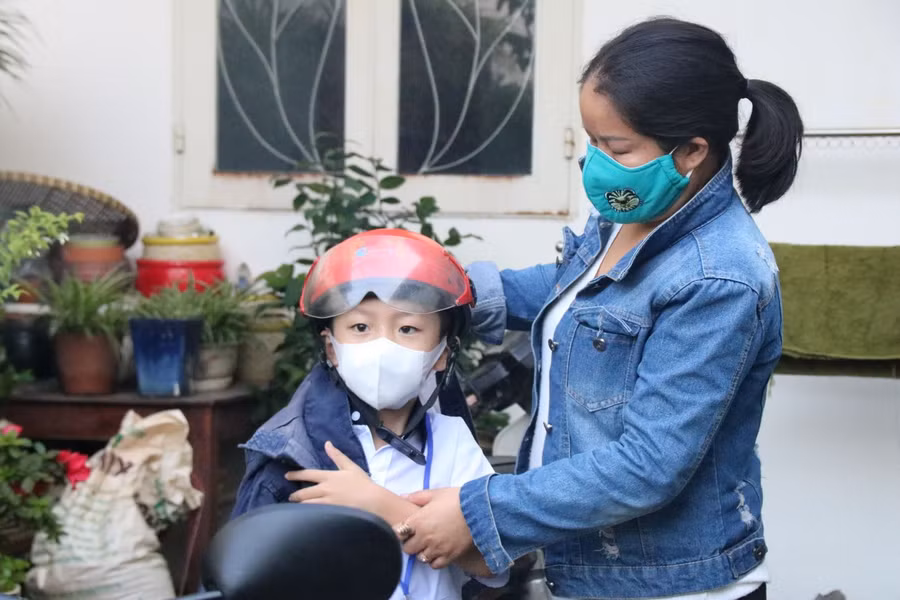 Chị Bội Ngọc, một trong những phụ huynh có con trong diện KT3 chưa đủ 1 năm theo quy định tuyển sinh của Quận được gọi nhập học bổ sung vào Trường Tiểu học Lê Văn Thọ vui mừng đưa con tới trường khai giảng.