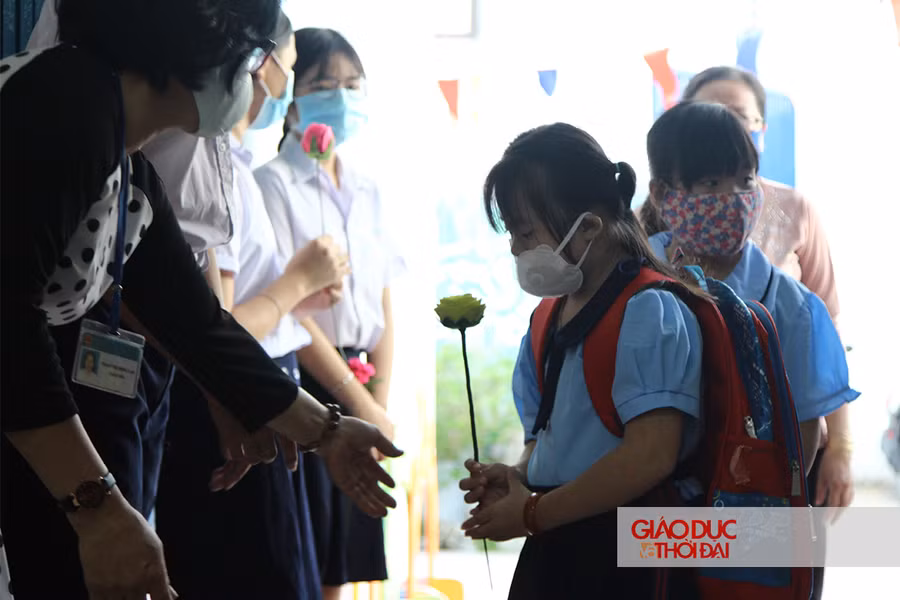 Học sinh được tặng những bông hoa tươi thắm, chào đón ngày trở lại trường sau đợt nghỉ hè