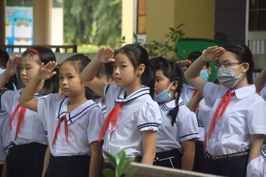 Học sinh nghiêm trang làm lễ chào cờ