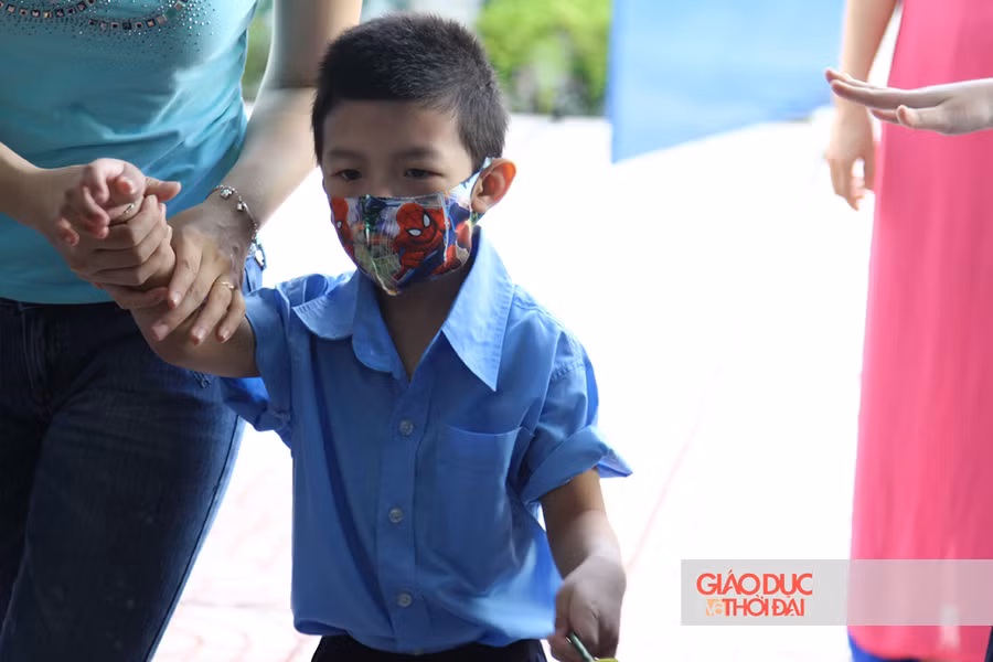 Ngày đầu tiên tới trường của một bạn nhỏ