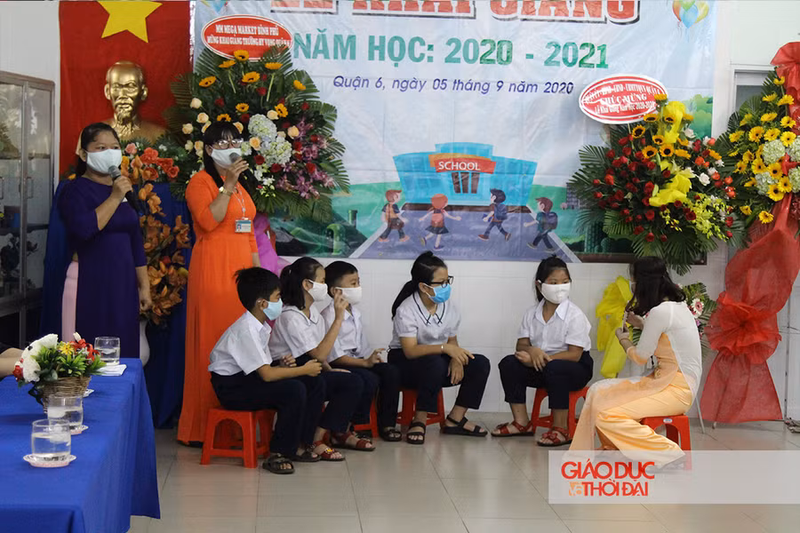 Một tiết mục văn nghệ trong ngày khai giảng của cô và trò