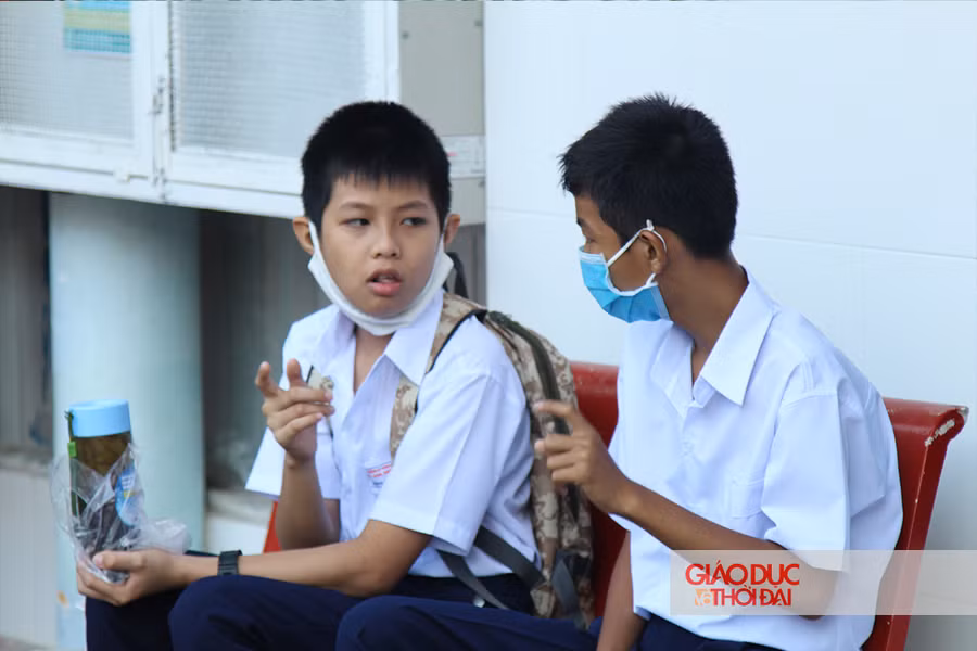 Một số học sinh tới sớm tranh thủ trao đổi với bạn