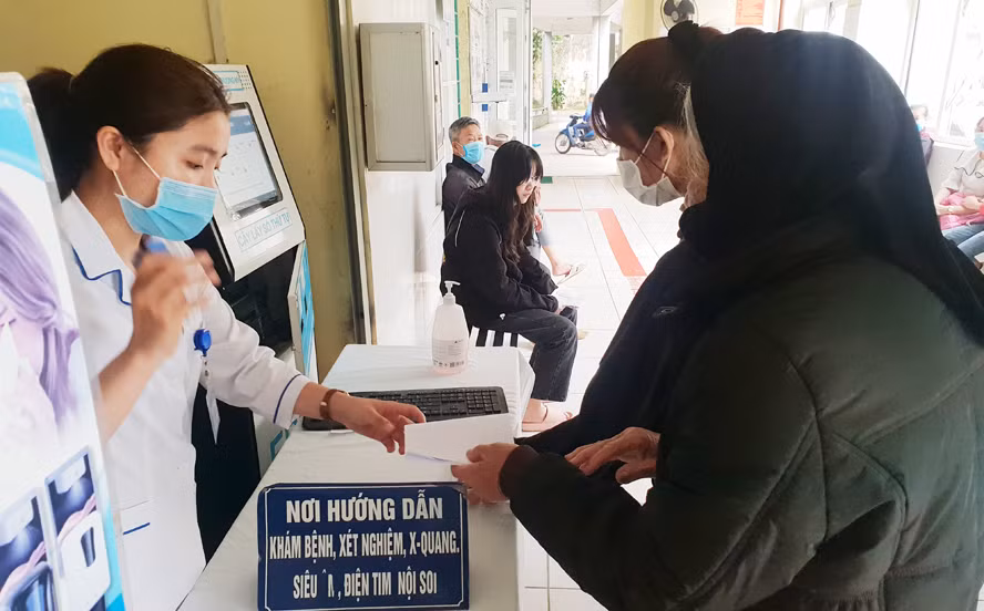 Rút BHXH một lần là người lao động đã tự tước đi quyền lợi liên quan đến khám, chữa bệnh theo BHYT và hưởng lương hưu khi về già…