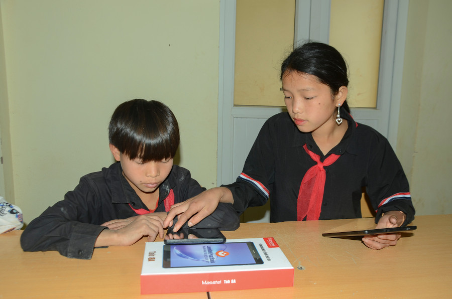 Học sinh lớp 7A, Trường PTDTBT THCS Huổi Lếch học tập trên thiết bị được hỗ trợ từ Chương trình “Máy tính cho em”. Học sinh lớp 7A, Trường PTDTBT THCS Huổi Lếch học tập trên thiết bị được hỗ trợ từ Chương trình “Máy tính cho em”.