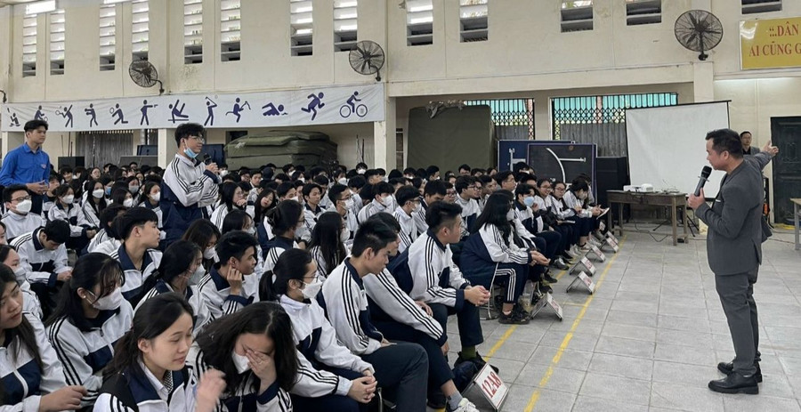 Trường THPT Hoàng Văn Thụ mời chuyên gia đến tư vấn hướng nghiệp cho học sinh khối 12 vào tháng 3/2023. Trường THPT Hoàng Văn Thụ mời chuyên gia đến tư vấn hướng nghiệp cho học sinh khối 12 vào tháng 3/2023.