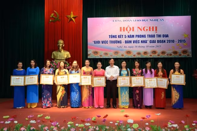 Nhiều cá nhân, tập thể xuất sắc được trao tặng bằng khen tại hội nghị