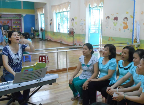 Giáo viên mầm non tham gia lớp bồi dưỡng âm nhạc