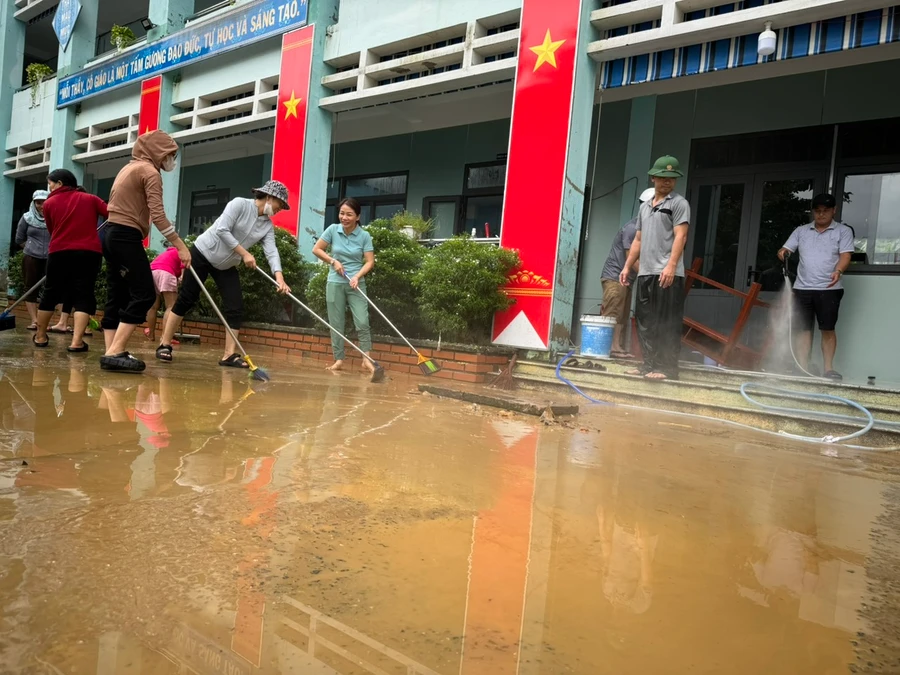 Giáo viên và phụ huynh Trường Tiểu học Hồng Quang dọn vệ sinh trường lớp do bị ngập nước sau trận mưa lớn ngày 13/10 vừa qua.