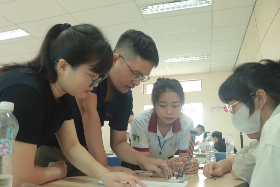 Sinh viên Trường ĐH Bách khoa, ĐH Đà Nẵng tham gia Workshop "Digital Circuits" tìm hiểu về mạch kỹ thuật số.