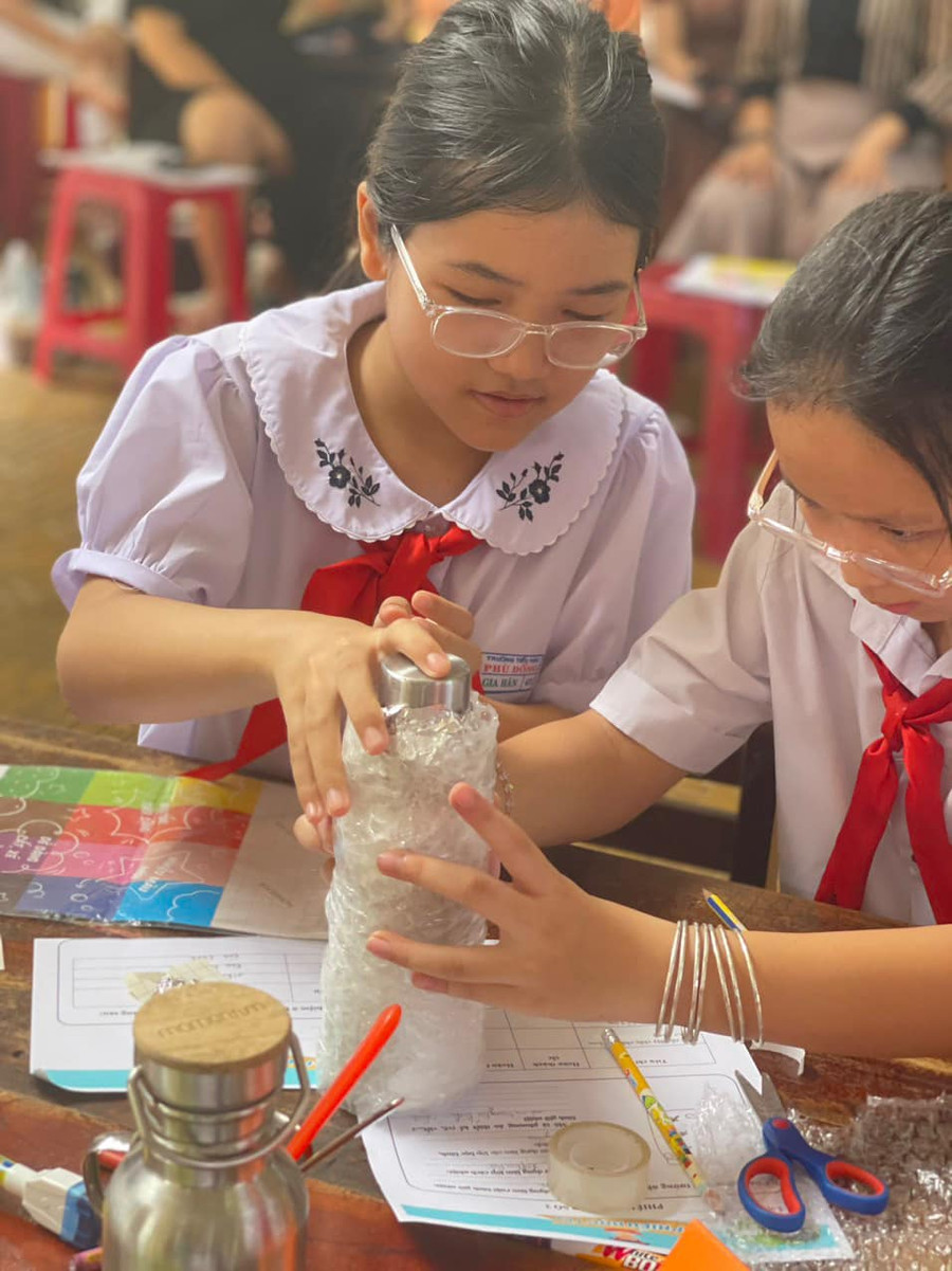 Học sinh lớp 4/3, Trường Tiểu học Phù Đổng thiết kế bình giữ nhiệt dựa trên những vật liệu dễ kiếm. Đây là sản phẩm cho bài học Bình giữ nhiệt.