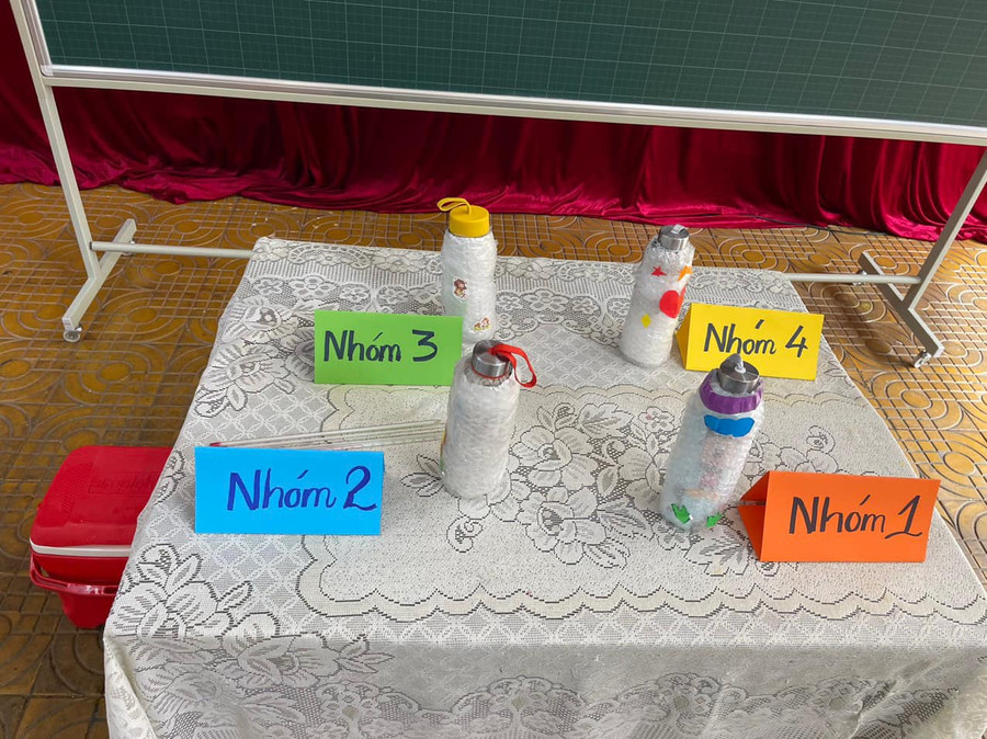 Sản phẩm bình giữ nhiệt handmade của học sinh lớp 4 sau bài học Bình giữ nhiệt được tổ chức theo định hướng STEM.