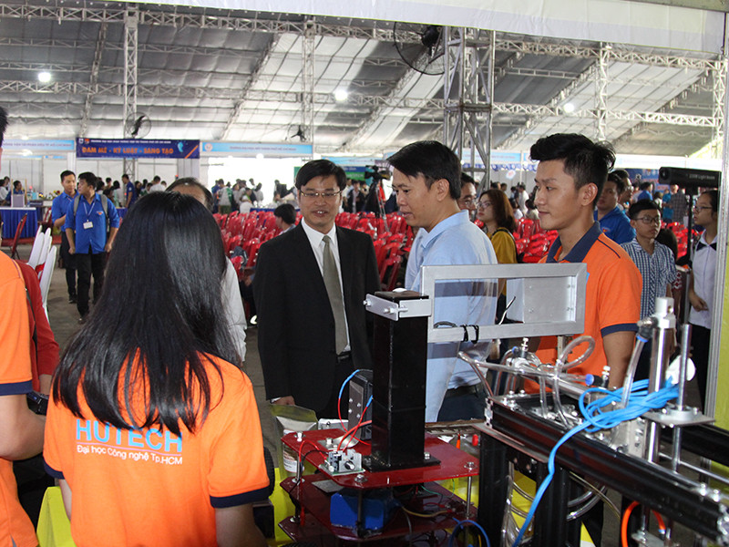 Tham quan các gian hàng trưng bày sản phẩm sáng tạo Tham quan các gian hàng trưng bày sản phẩm sáng tạo