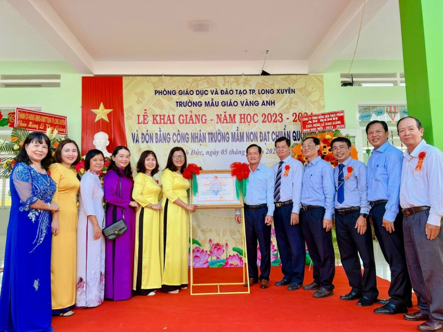 An Giang trao Bằng công nhận trường đạt chuẩn quốc gia cho trường Mẫu giáo và trường Tiểu học.