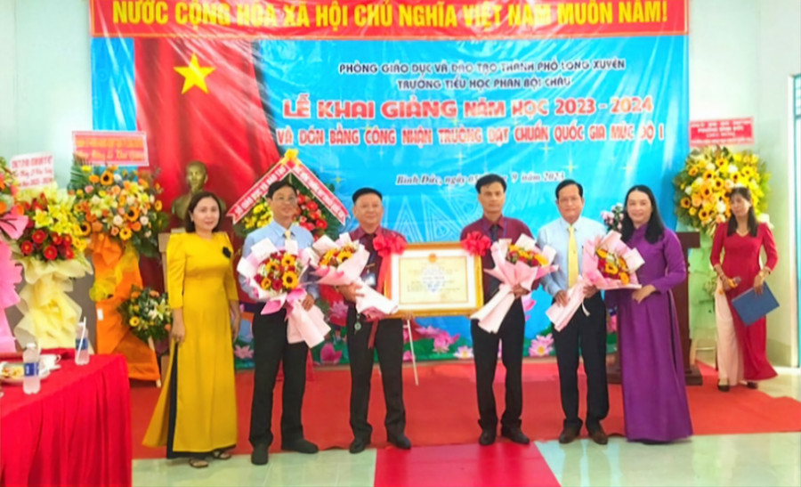 Trao Bằng công nhận trường đạt chuẩn quốc gia cho Trường Tiểu học Phan Bội Châu (TP Long Xuyên). Trao Bằng công nhận trường đạt chuẩn quốc gia cho Trường Tiểu học Phan Bội Châu (TP Long Xuyên).