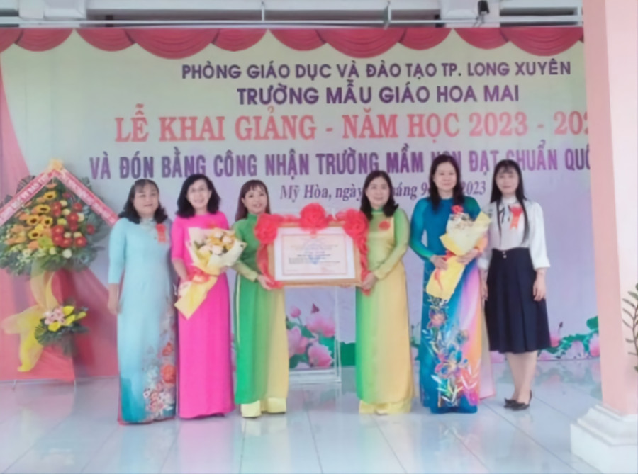 Trao Bằng công nhận trường đạt chuẩn quốc gia cho Trường Mẫu giáo Hoa Mai (TP Long Xuyên, An Giang). Trao Bằng công nhận trường đạt chuẩn quốc gia cho Trường Mẫu giáo Hoa Mai (TP Long Xuyên, An Giang).
