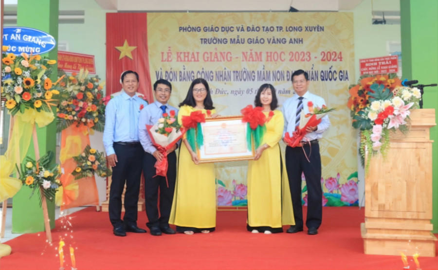 Lãnh đạo TP Long Xuyên và Lãnh đạo ngành GD TP Long Xuyên trao Bằng công nhận trường đạt chuẩn quốc gia cho Trường Mẫu giáo Vàng Anh. Lãnh đạo TP Long Xuyên và Lãnh đạo ngành GD TP Long Xuyên trao Bằng công nhận trường đạt chuẩn quốc gia cho Trường Mẫu giáo Vàng Anh.